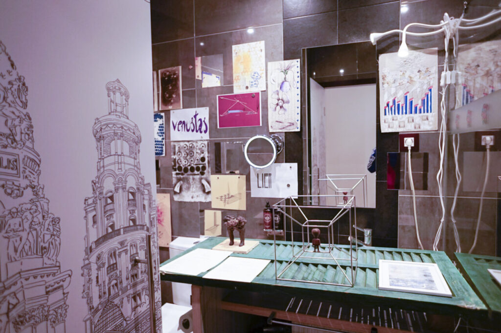 Interior de la exposición de Pascual de Cabo en el Círculo de Bellas Artes