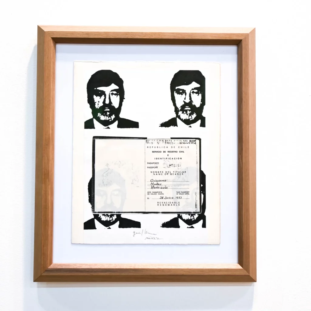 Arco se centra 5 Obra de arte enmarcada con retratos y un pasaporte chileno.