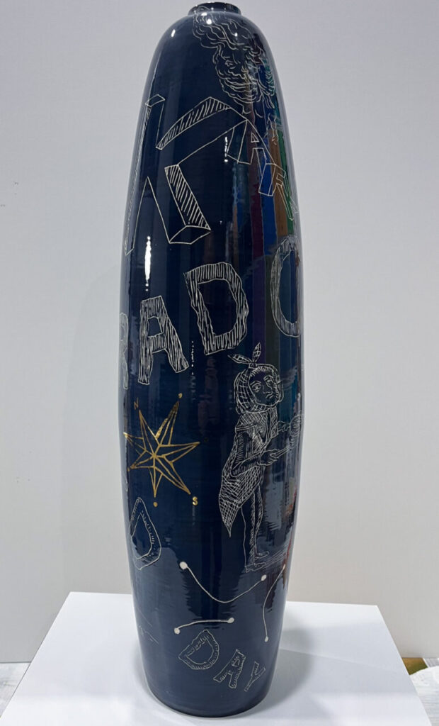 Arco se centra 1 Escultura decorativa con dibujos y letras en un fondo oscuro