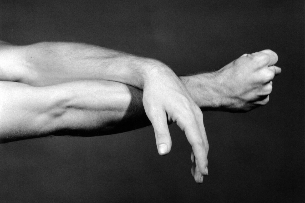 Manos y brazos en diferentes posiciones artísticas en blanco y negro