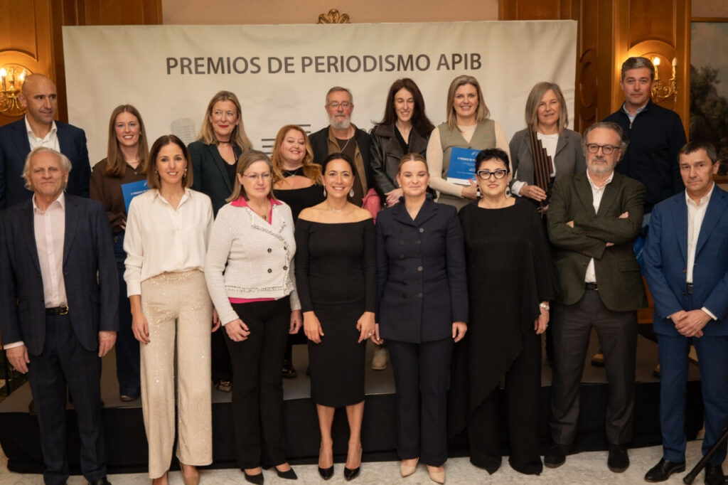 Grupo de asistentes en la entrega de premios de periodismo APIB 2026