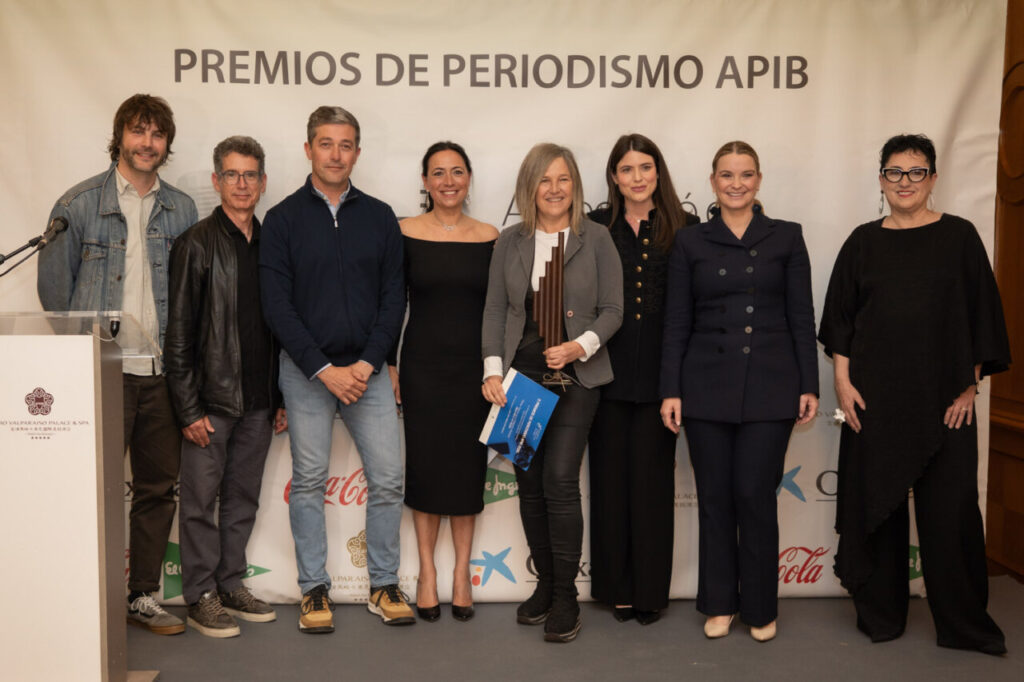 Grupo de personas en la entrega de premios de periodismo APIB 2026