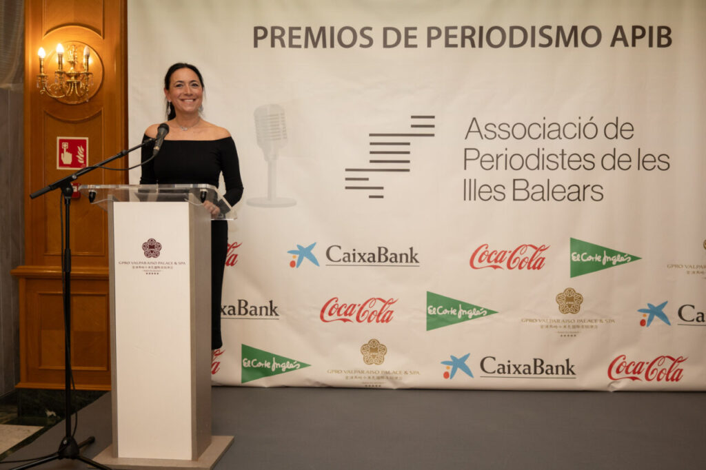 Mujer en un evento de premiación de periodismo en Palma.