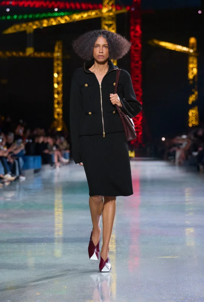 Modelo desfilando con un conjunto negro de Chanel en el Grand Palais