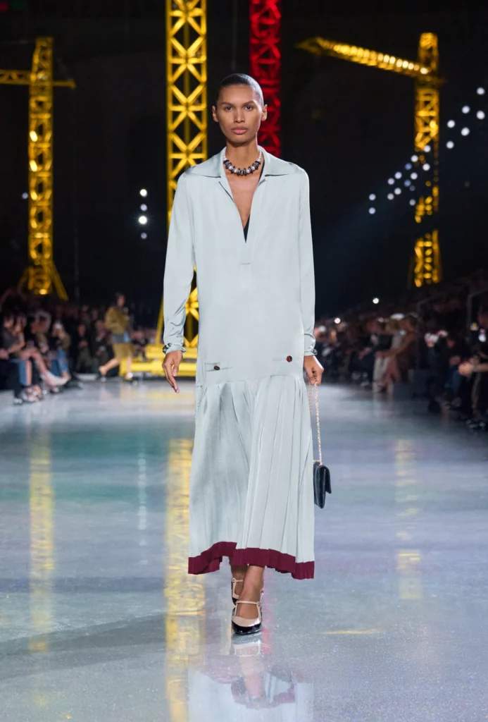 Modelo desfilando en la pasarela de Chanel con un vestido elegante