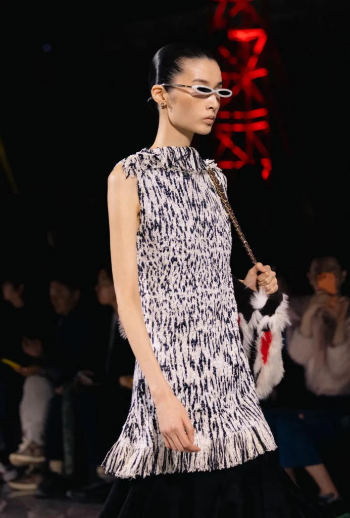 Modelo luciendo un vestido de Chanel en el desfile de Matthieu Blazy.