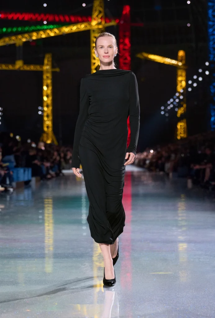 Modelo luciendo un vestido negro en el desfile de Chanel en París