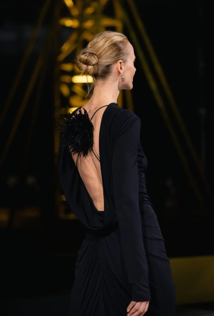 Modelo con vestido negro elegante en el desfile de Chanel