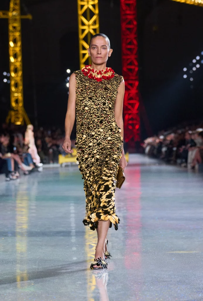 Modelo en desfile de Chanel con vestido de diseño innovador en el Grand Palais