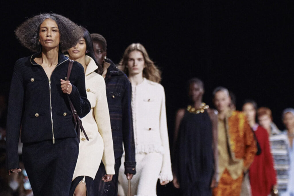 Modelos desfilando en la pasarela de Chanel en París