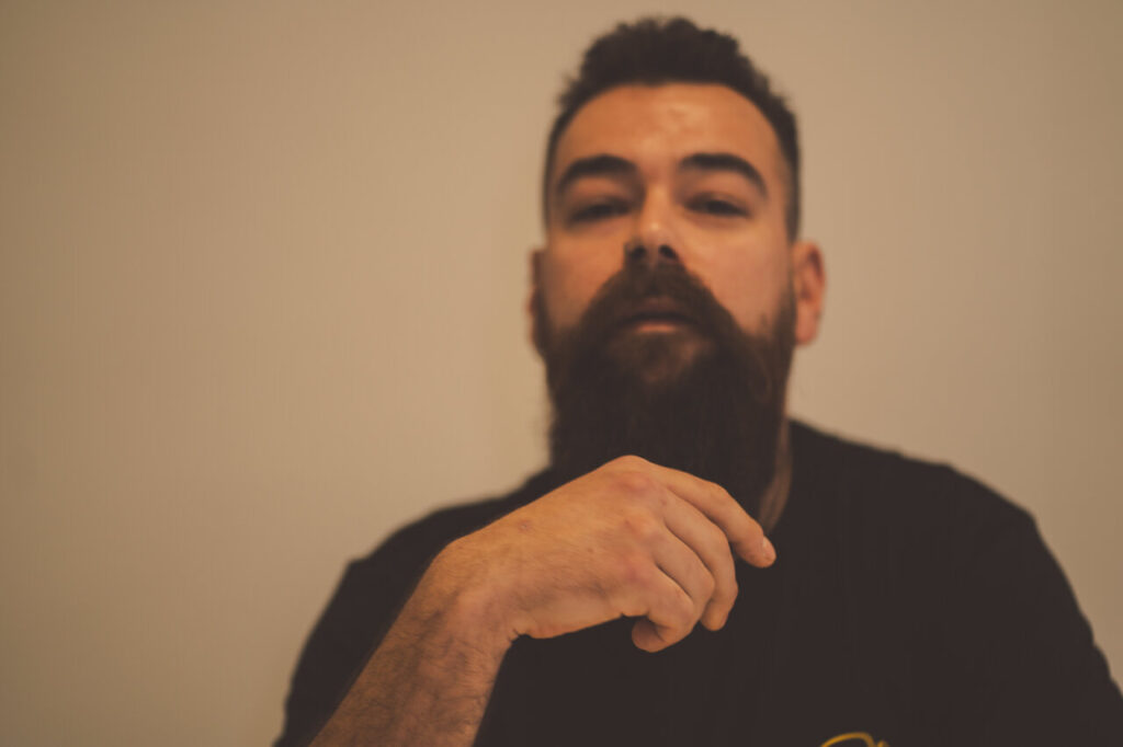 Retrato de un hombre con barba en un fondo neutro