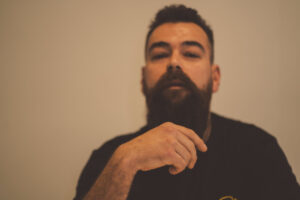 Retrato de un hombre con barba en un fondo neutro