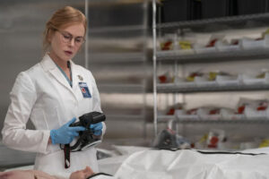La doctora Kay Scarpetta en un laboratorio forense con cámara