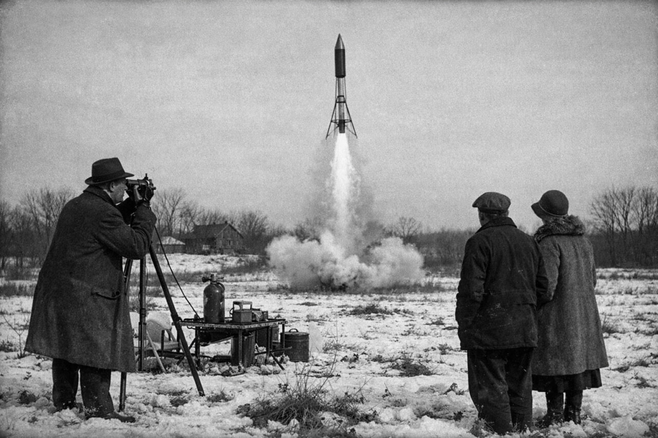 Lanzamiento de un cohete de cuatro metros en un campo nevado