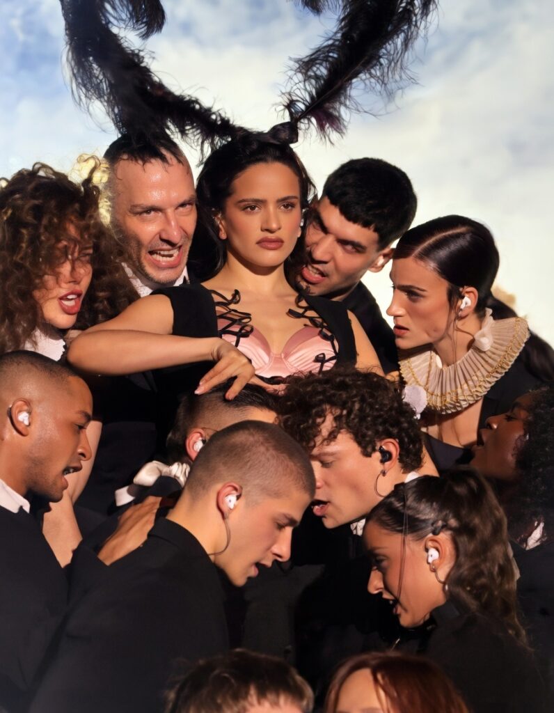 Rosalía en el escenario rodeada de bailarines durante el LUX Tour en Lyon