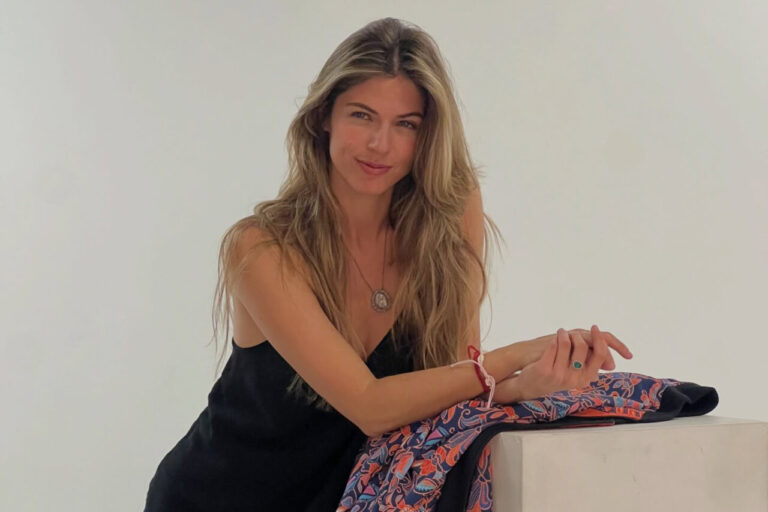 Stephanie Cayo posando con una prenda de vestir colorida