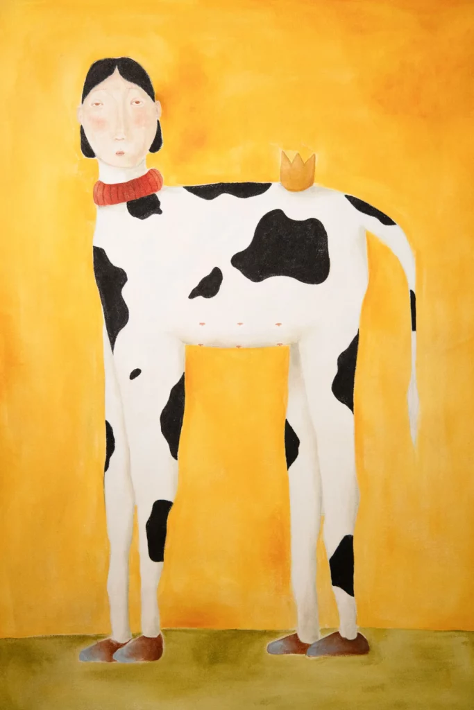 Pintura de una figura humana con cuerpo de vaca en fondo amarillo