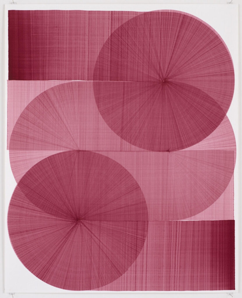 Obra abstracta con círculos y líneas en tonos rojos y rosas