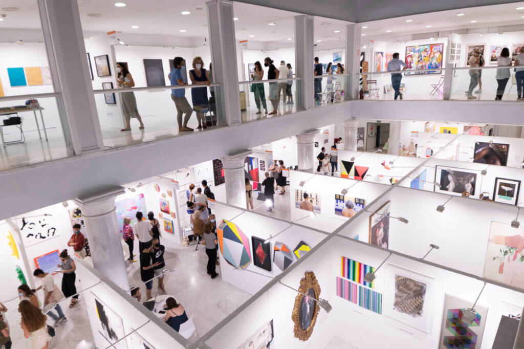 Vista panorámica de la Galería de Cristal en Art Madrid 2023