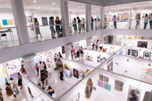 Vista panorámica de la Galería de Cristal en Art Madrid 2023