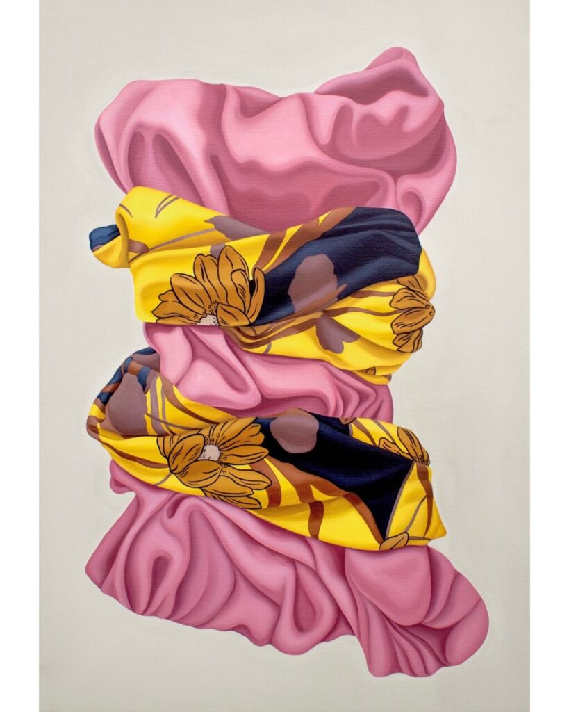 Obra de arte contemporáneo con telas arrugadas de colores vibrantes