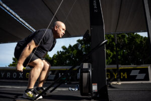 Hombre mayor entrenando fuerza en un gimnasio al aire libre