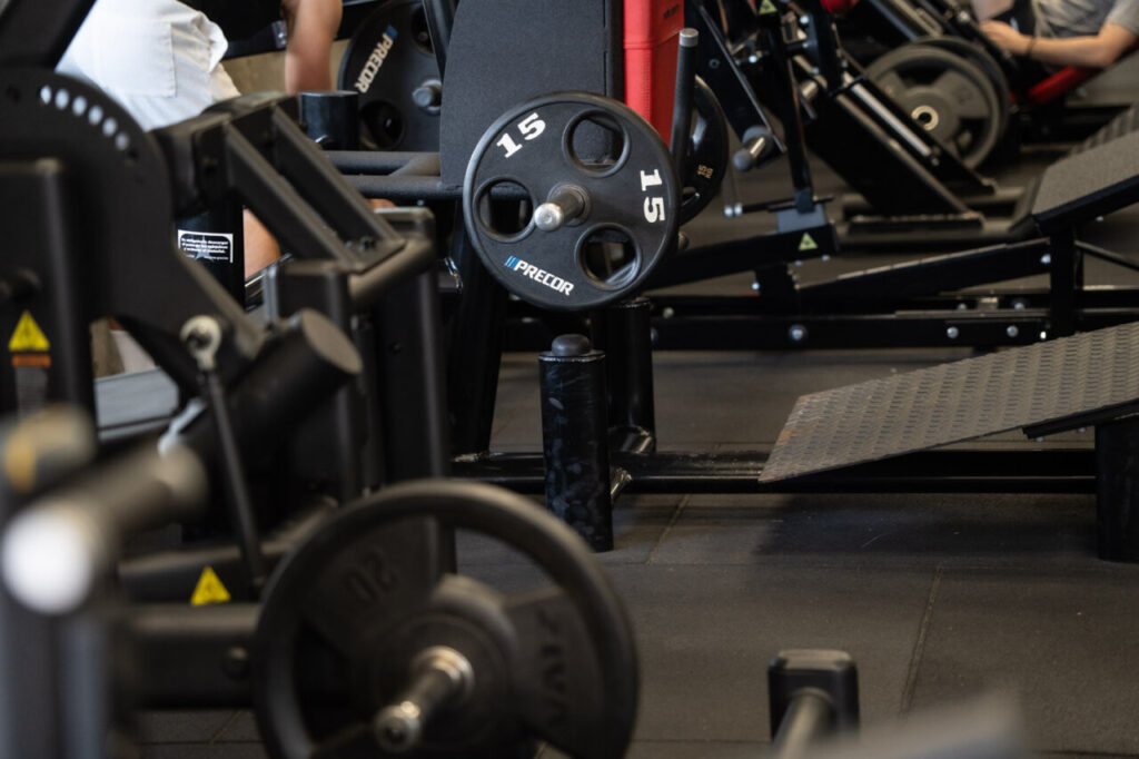 Equipamiento de gimnasio con pesas y máquinas de entrenamiento
