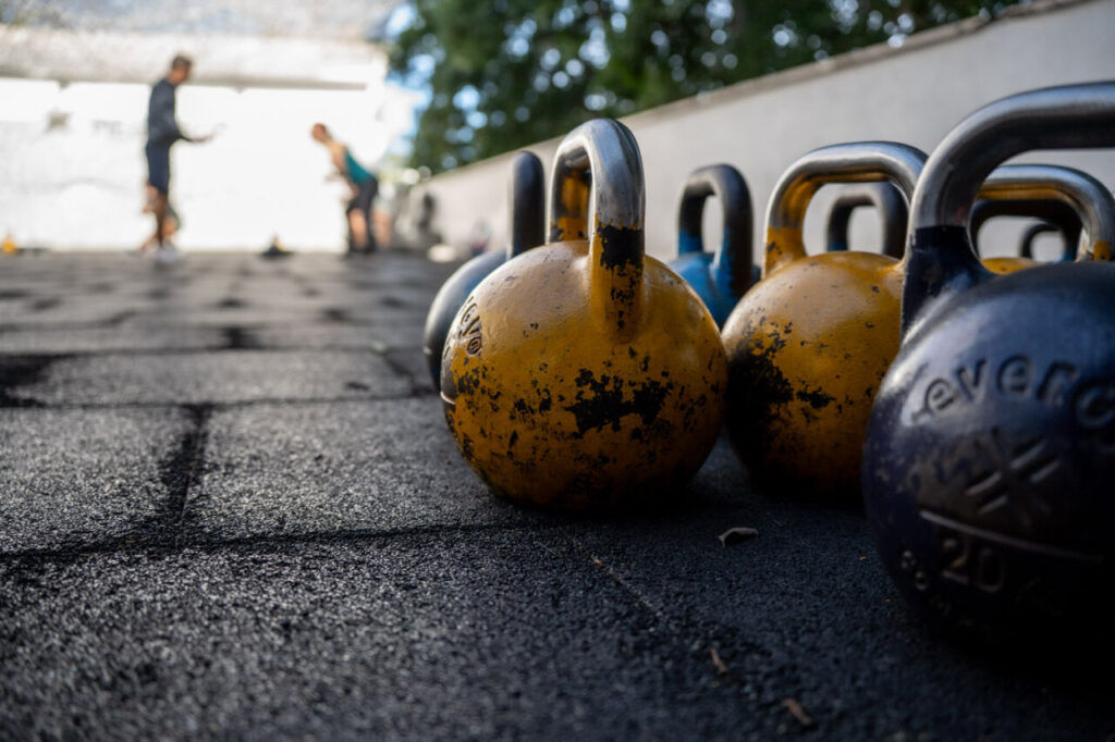 Kettlebells en un gimnasio al aire libre para entrenamiento de fuerza