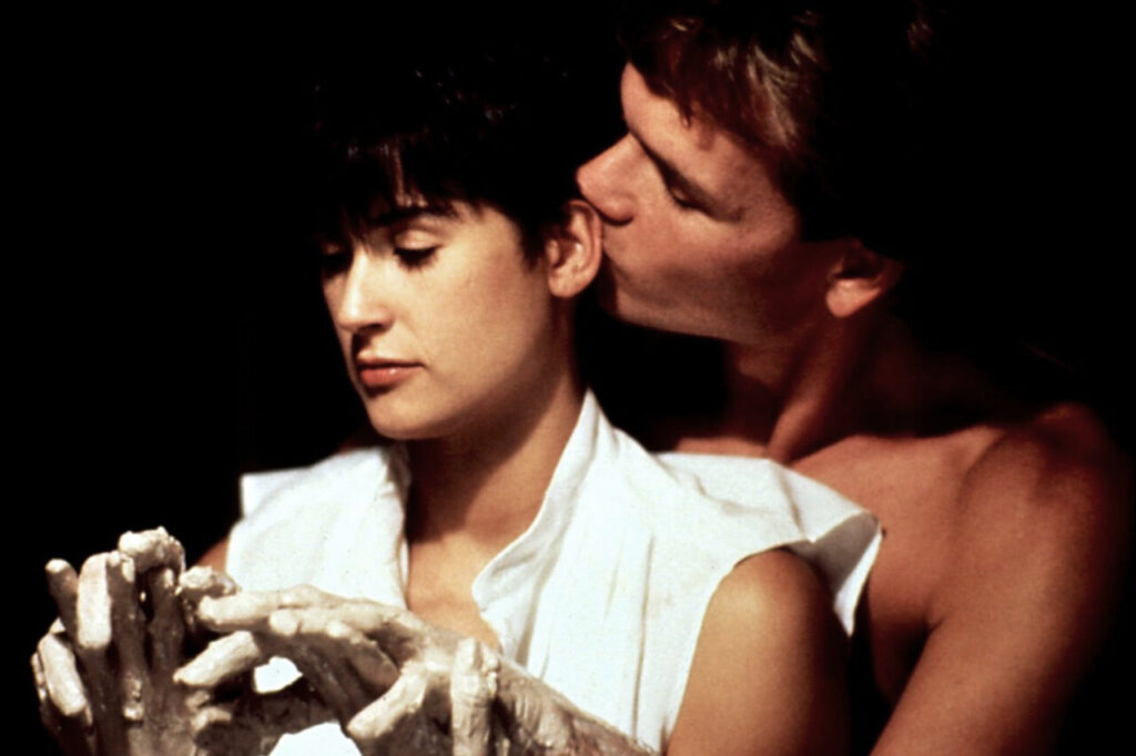 Escena romántica de la película Ghost con dos personajes principales.