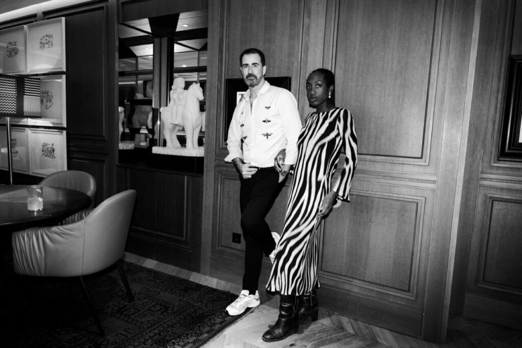 Pablo Erroz y modelo en evento de moda en Madrid