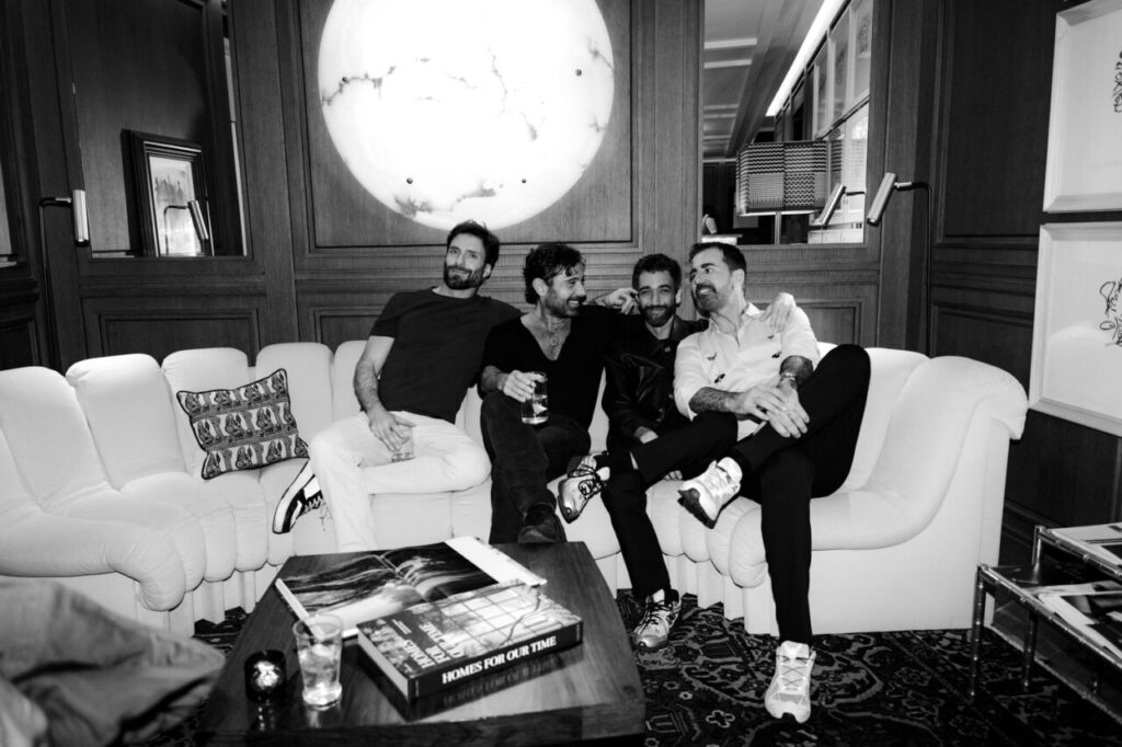 Grupo de amigos disfrutando en una fiesta de moda en Madrid