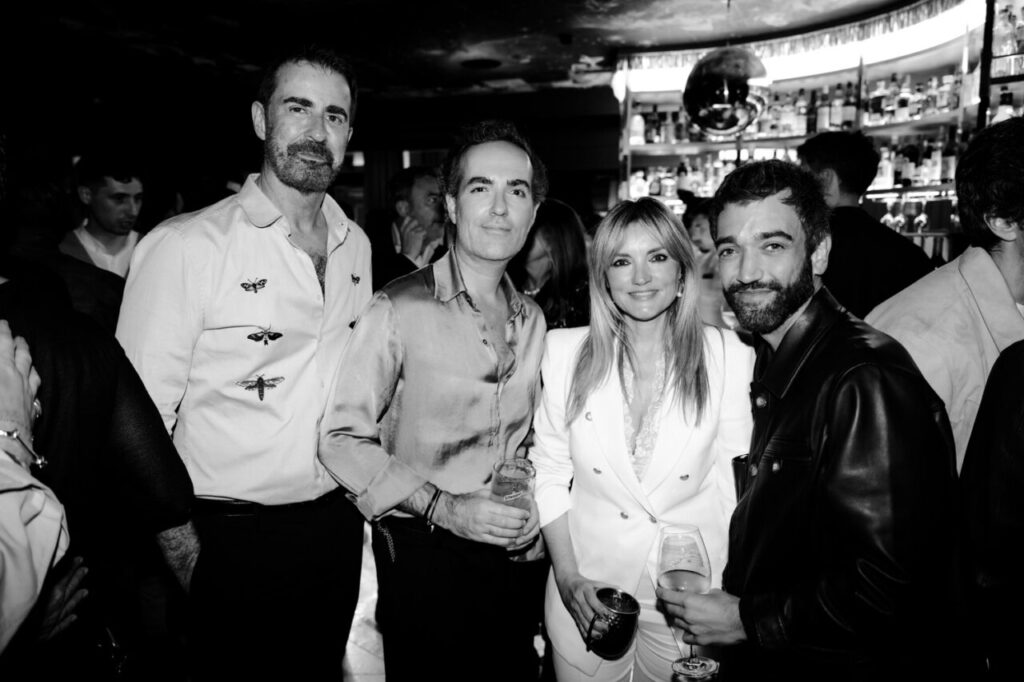 Grupo de personas disfrutando en la fiesta de Pablo Erroz en MBFWM