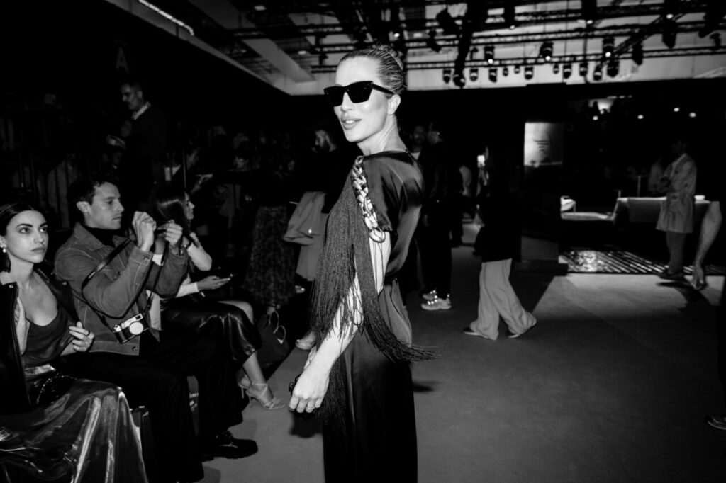 Modelo en desfile de moda con look negro y gafas de sol en MBFWM