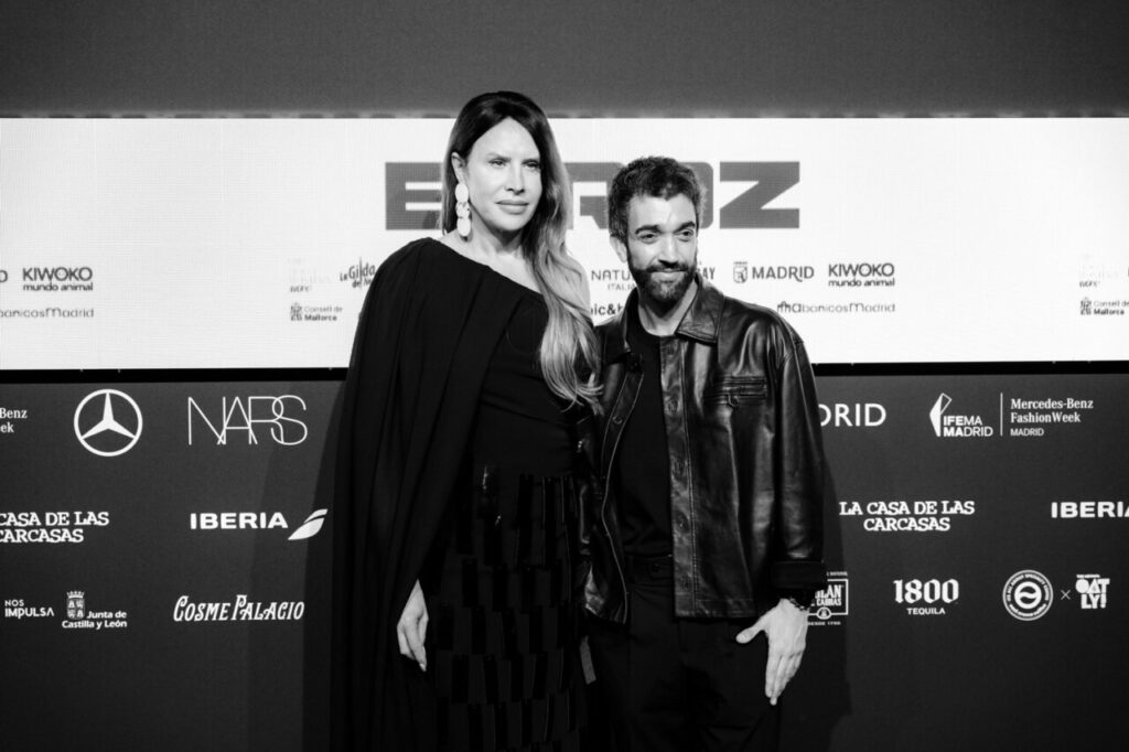 Pablo Erroz y modelo en evento de moda en Madrid
