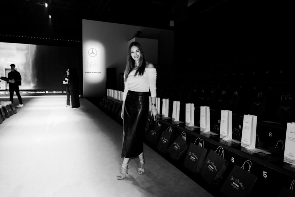 Modelo en pasarela durante el desfile de Pablo Erroz en MBFWM 2026