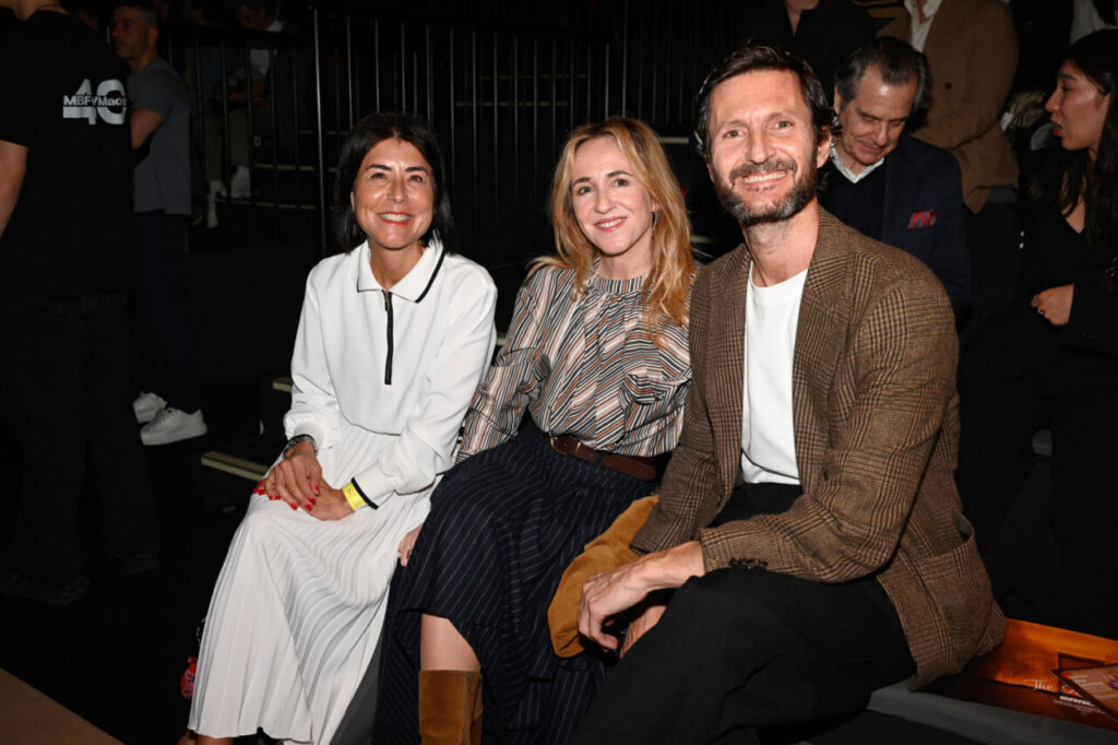 Tres personas sentadas en el front row del desfile de Pablo Erroz en MBFWM 2026