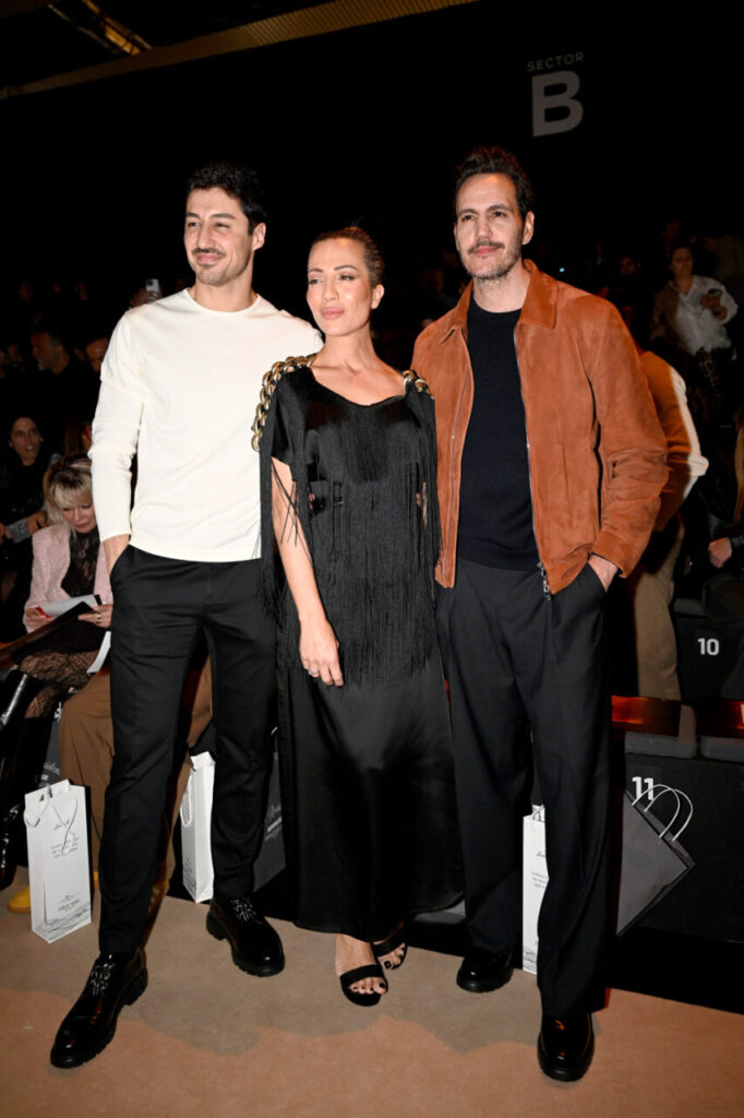 Tres personas posando en el front row del desfile de Pablo Erroz en MBFWM