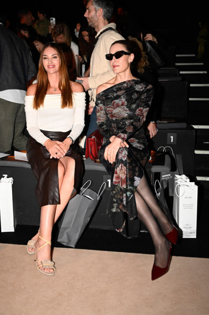 Dos mujeres sentadas en primera fila durante el desfile de Pablo Erroz en MBFWM