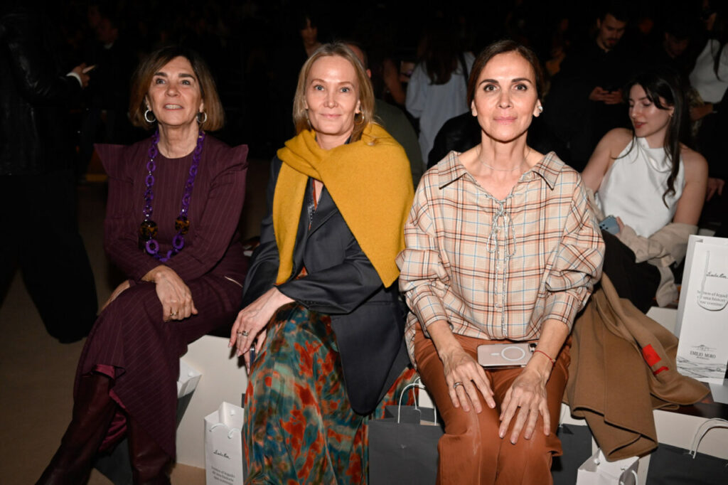 Tres mujeres sentadas en la primera fila del desfile de Pablo Erroz en MBFWM.