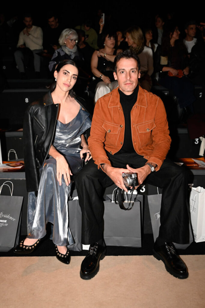 Pareja sentada en primera fila durante el desfile de Pablo Erroz en MBFWM 2026