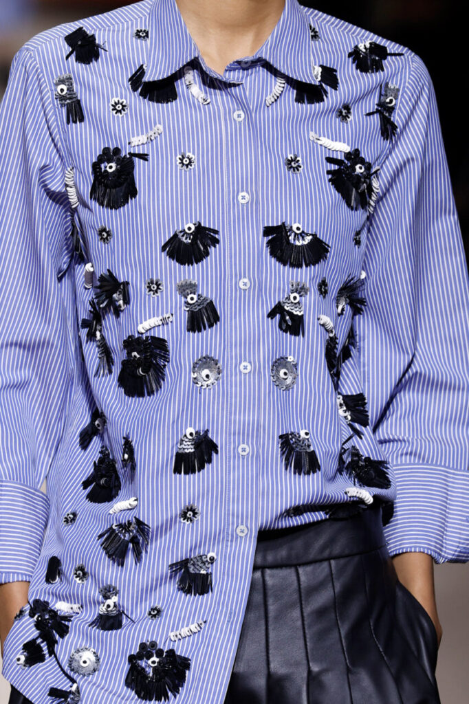 Camisa de diseño con bordados en desfile de Pablo Erroz