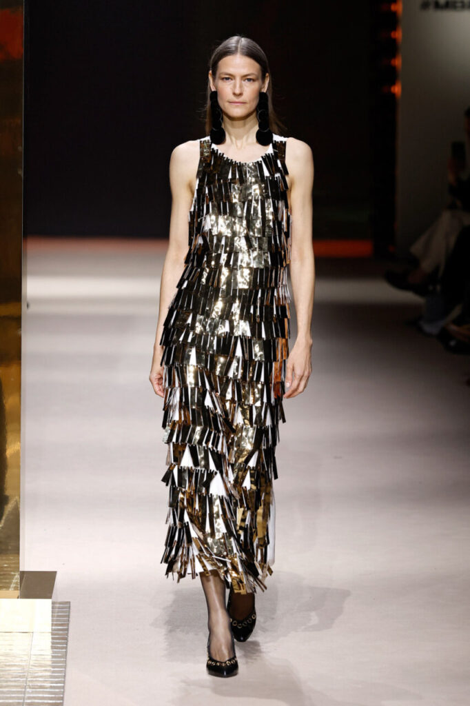 Modelo desfilando con vestido brillante en la pasarela de MBFWM