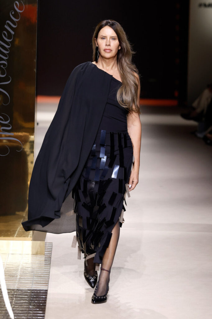 Modelo desfilando con un vestido negro asimétrico en MBFWM 2026