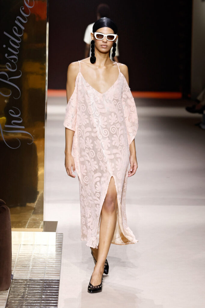 Modelo luciendo un vestido de la colección The Residence en MBFWM