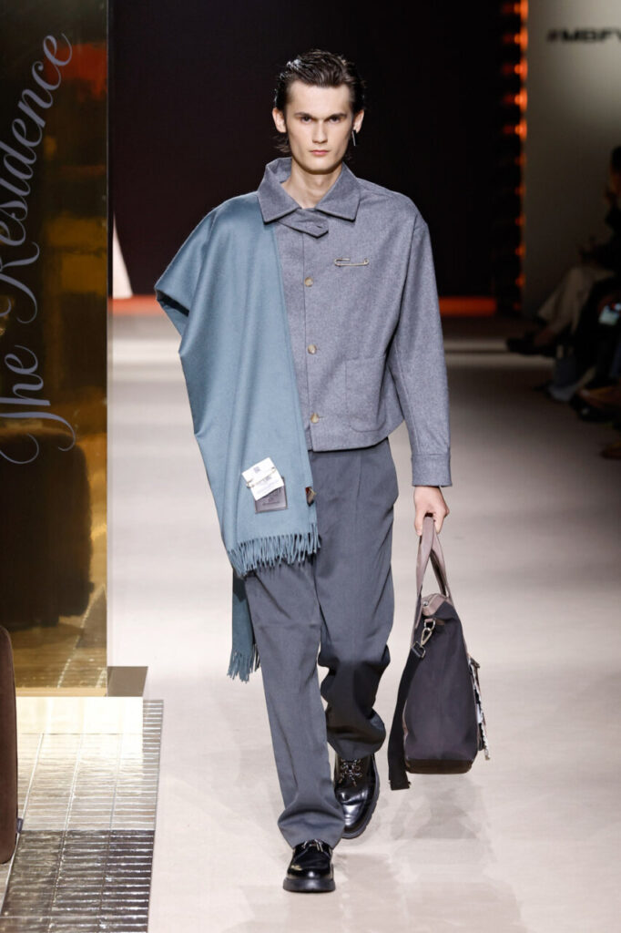 Modelo en pasarela con atuendo de Pablo Erroz en MBFWM