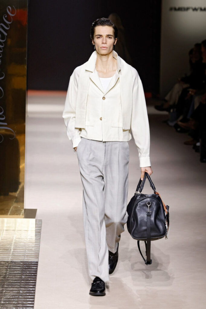 Modelo en pasarela con atuendo de Pablo Erroz en MBFWM