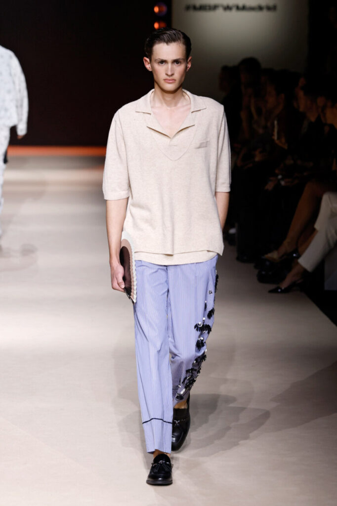 Modelo en pasarela con atuendo de Pablo Erroz en MBFWM 2026