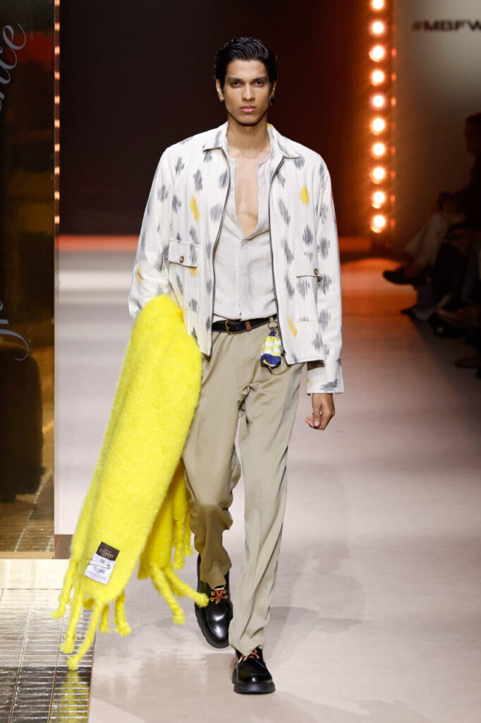 Modelo luciendo una prenda de Pablo Erroz en la MBFWM 2026