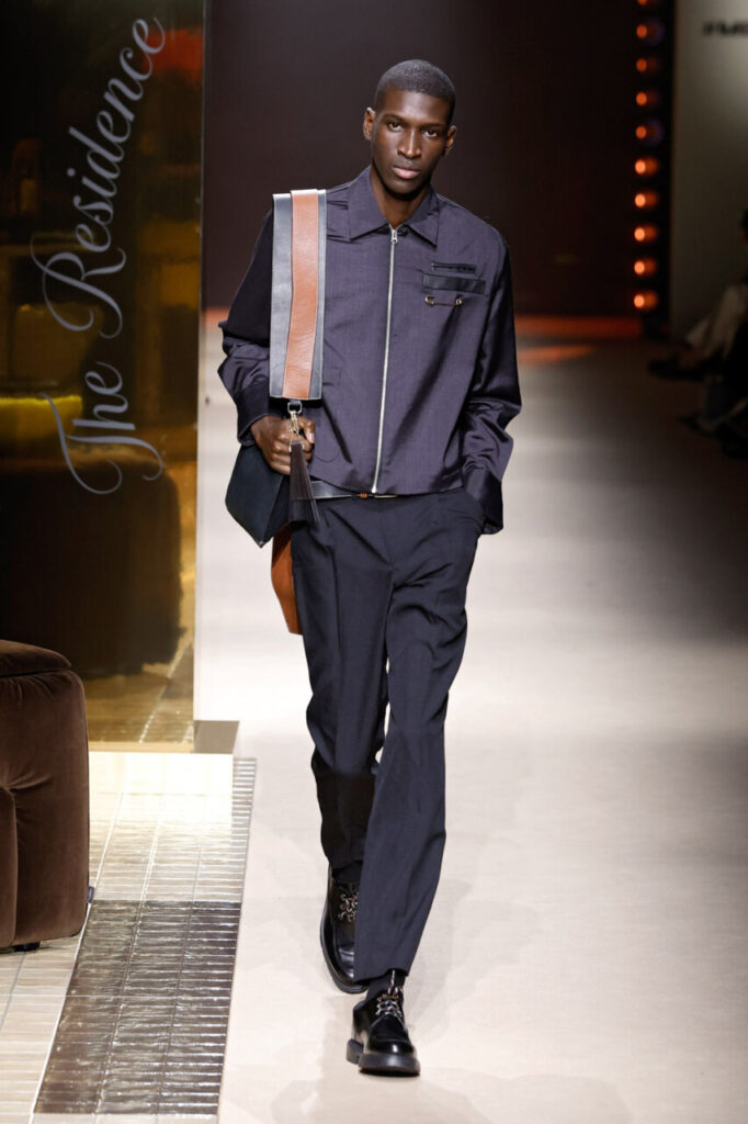 Modelo desfilando con un look moderno en la pasarela de MBFWM.