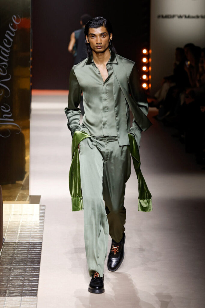 Modelo luciendo un conjunto de moda en la pasarela de MBFWM